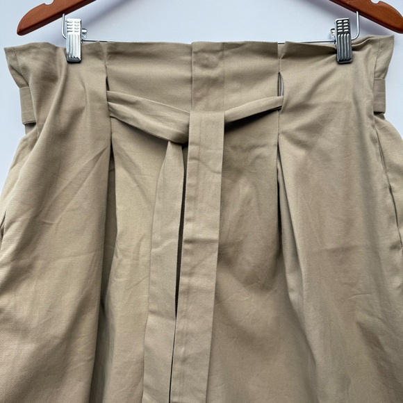 Halston Women Belted Solid Basic Shorts Size Large - Picture 9 of 10